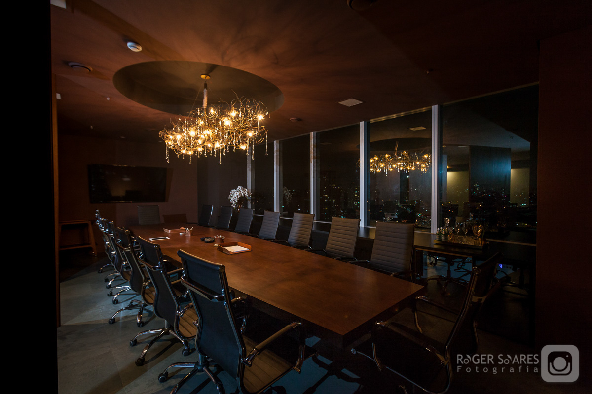 Sala Hall de Entrada Recepção Logotipo Marca Desing de Interiores Decoração Flores Mesas Tampos Sofá reunião Advogados Advocacia Direito Prédio Torre Empresarial Nestle Avenida das Nações Unidas Marginal Pinheiros São Paulo Capital Flores Lustres Noite