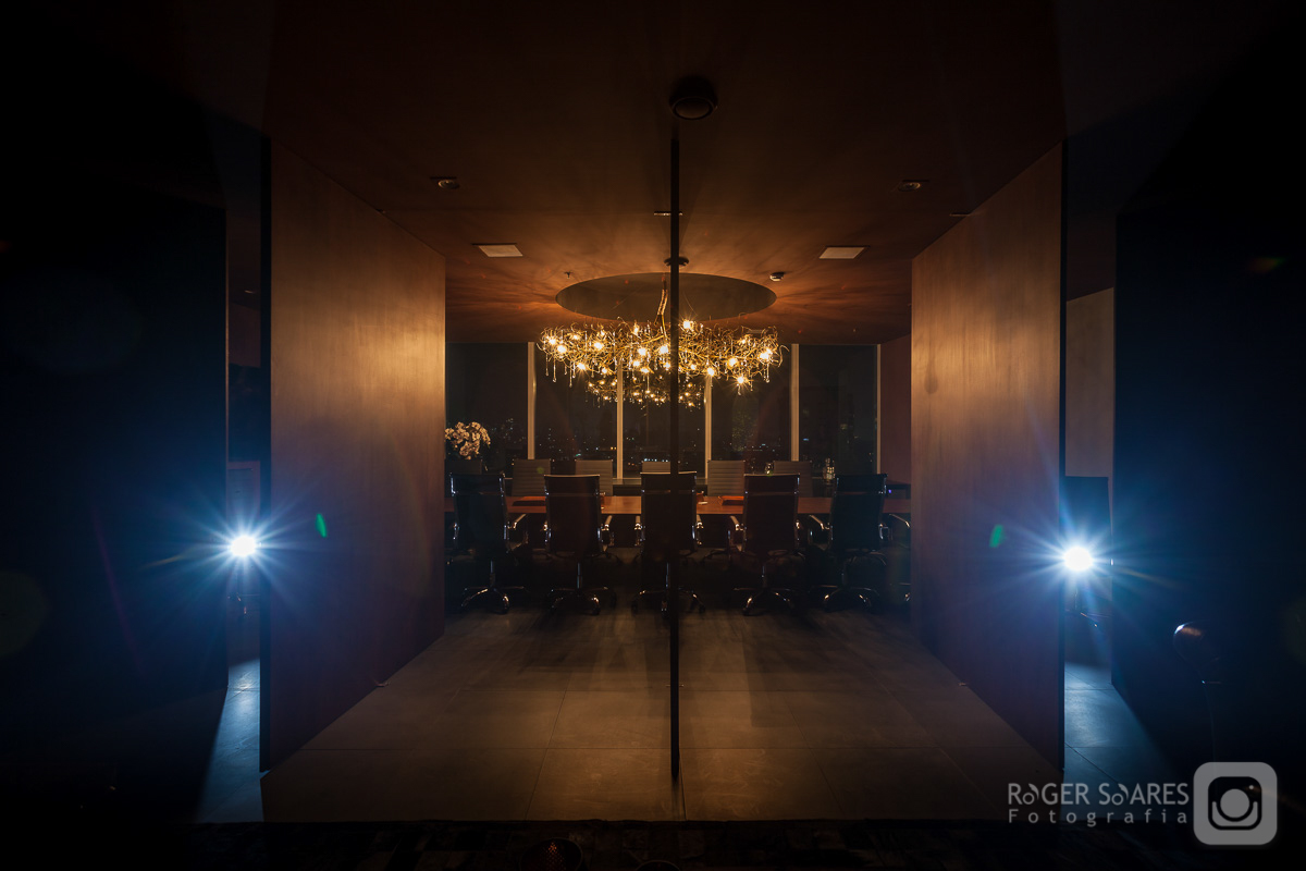 Sala Hall de Entrada Recepção Logotipo Marca Desing de Interiores Decoração Flores Mesas Tampos Sofá reunião Advogados Advocacia Direito Prédio Torre Empresarial Nestle Avenida das Nações Unidas Marginal Pinheiros São Paulo Capital Flores Lustres Noite