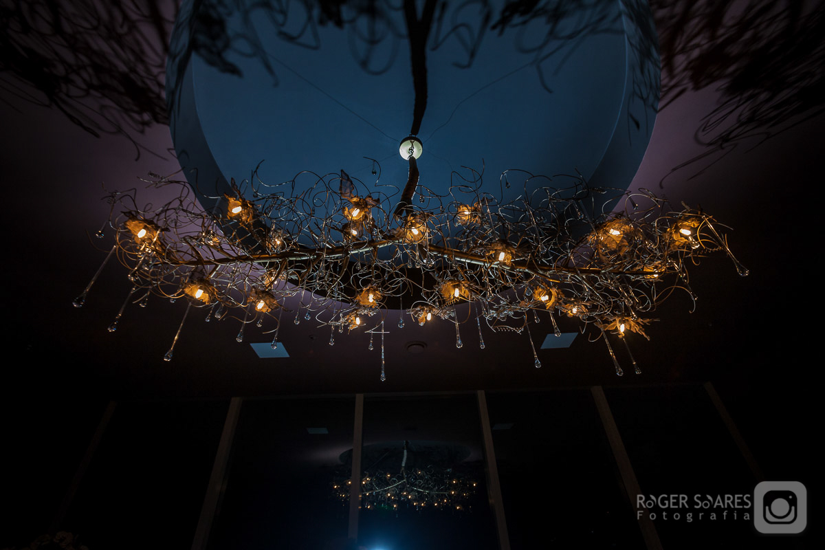 Sala Hall de Entrada Recepção Logotipo Marca Desing de Interiores Decoração Flores Mesas Tampos Sofá reunião Advogados Advocacia Direito Prédio Torre Empresarial Nestle Avenida das Nações Unidas Marginal Pinheiros São Paulo Capital Flores Lustres Noite