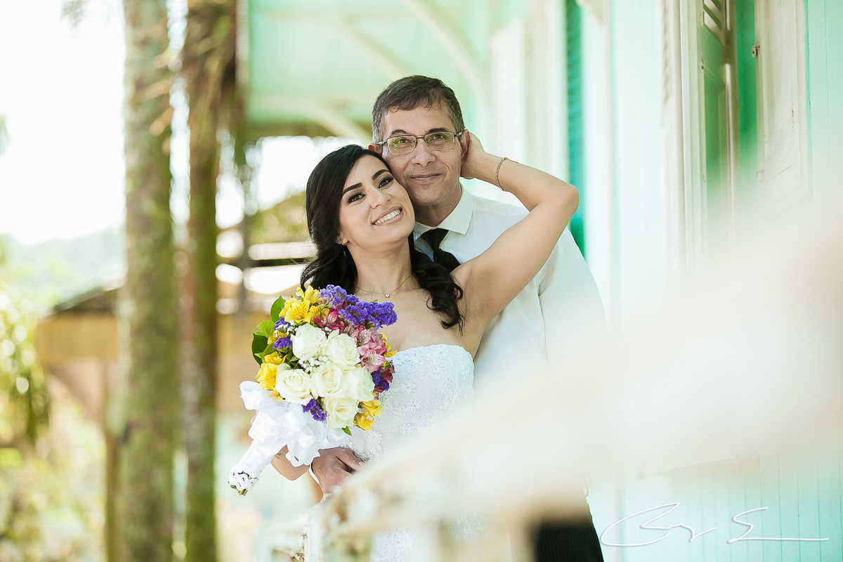 casamento civil no cartorio juiz de paz santo andre policial policia delegado amor alianças romantismo casal noivo e noiva viatura pm delegado modelo moda fashion ensaio de noivos paranapiacaba são paulo no campo natureza flores balões dresscode hair