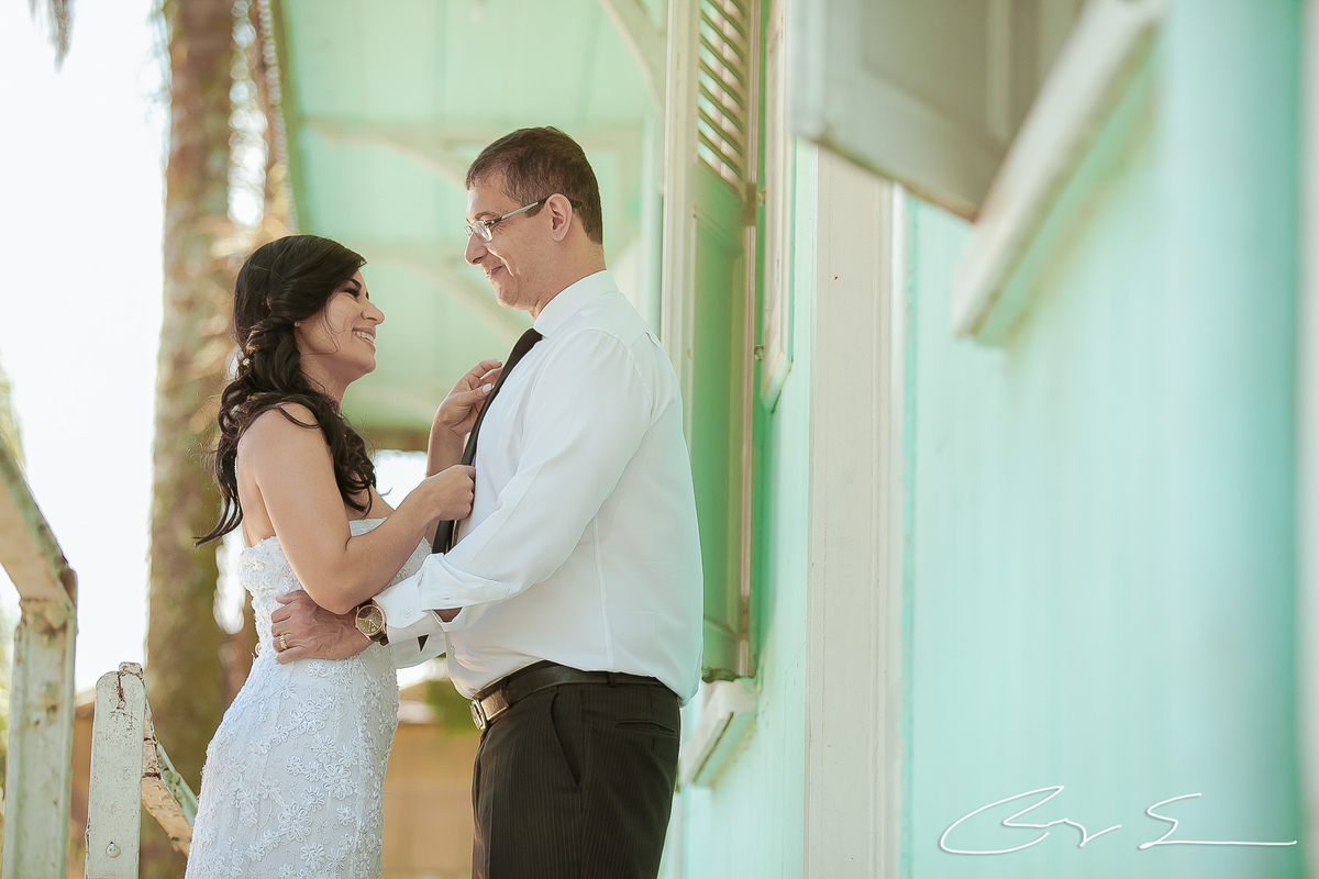 casamento civil no cartorio juiz de paz santo andre policial policia delegado amor alianças romantismo casal noivo e noiva viatura pm delegado modelo moda fashion ensaio de noivos paranapiacaba são paulo no campo natureza flores balões dresscode hair