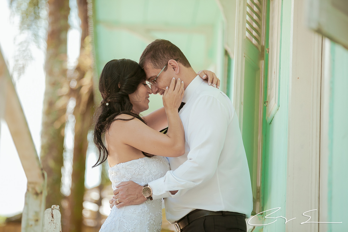 casamento civil no cartorio juiz de paz santo andre policial policia delegado amor alianças romantismo casal noivo e noiva viatura pm delegado modelo moda fashion ensaio de noivos paranapiacaba são paulo no campo natureza flores balões dresscode hair