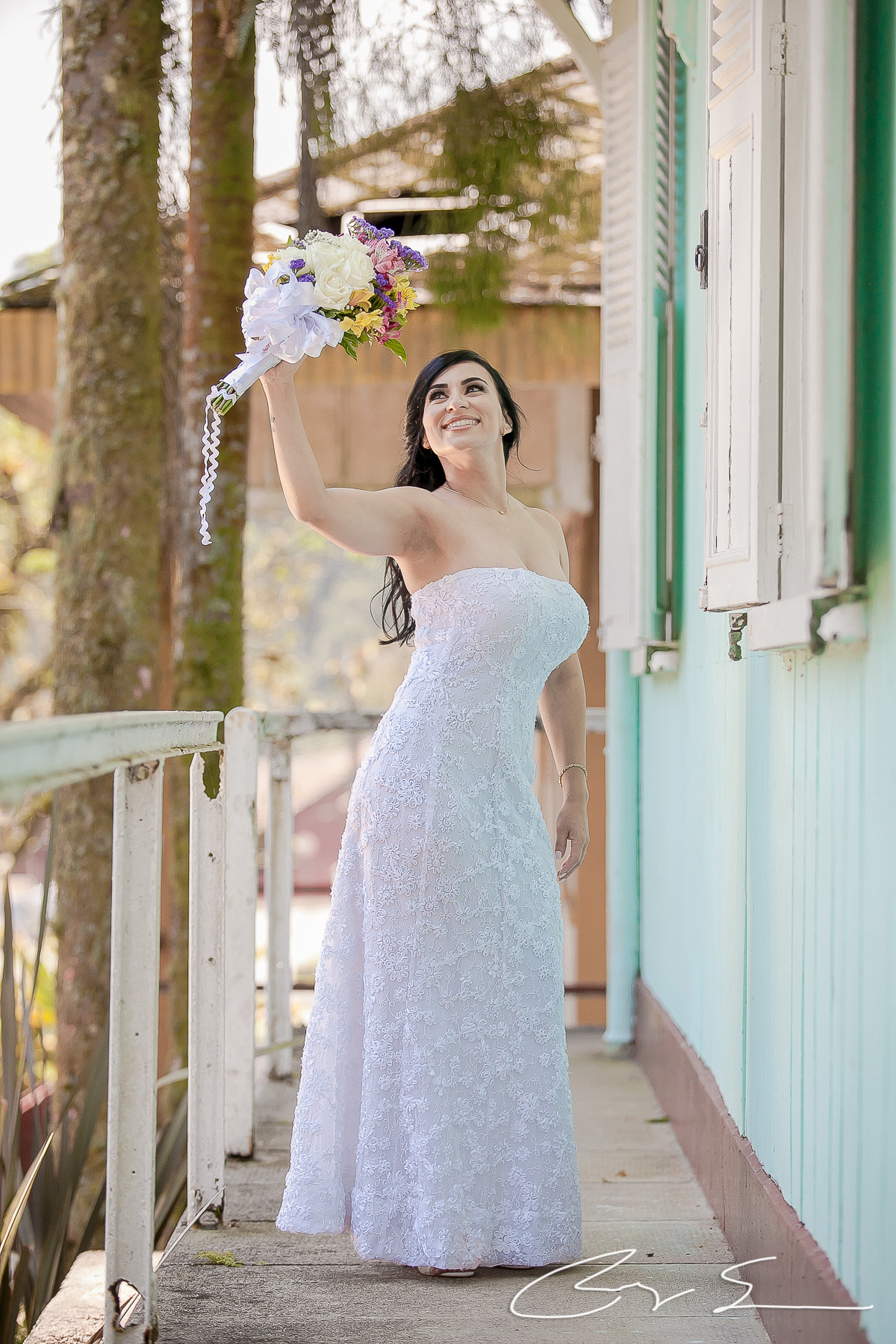 casamento civil no cartorio juiz de paz santo andre policial policia delegado amor alianças romantismo casal noivo e noiva viatura pm delegado modelo moda fashion ensaio de noivos paranapiacaba são paulo no campo natureza flores balões dresscode hair