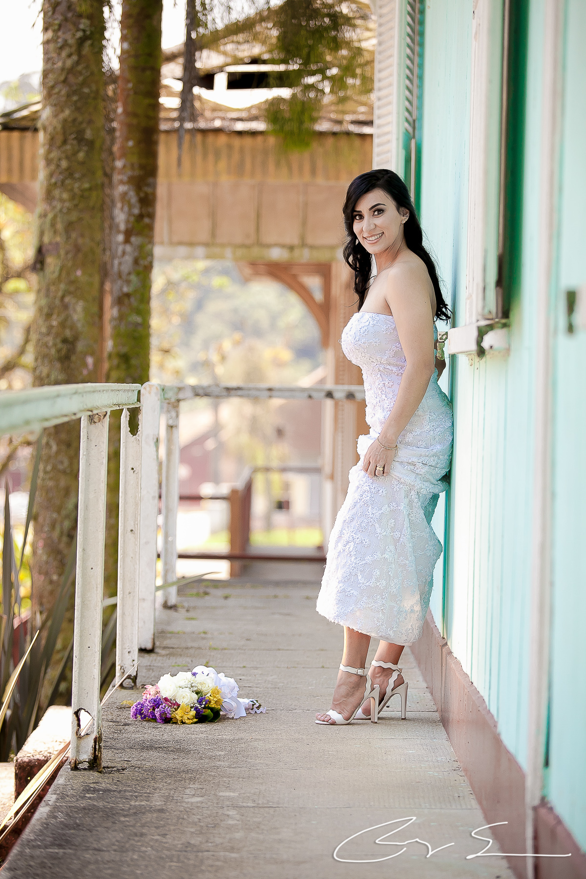 casamento civil no cartorio juiz de paz santo andre policial policia delegado amor alianças romantismo casal noivo e noiva viatura pm delegado modelo moda fashion ensaio de noivos paranapiacaba são paulo no campo natureza flores balões dresscode hair