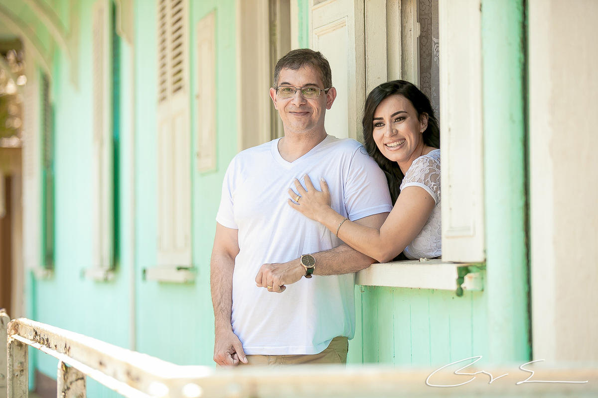 casamento civil no cartorio juiz de paz santo andre policial policia delegado amor alianças romantismo casal noivo e noiva viatura pm delegado modelo moda fashion ensaio de noivos paranapiacaba são paulo no campo natureza flores balões dresscode hair
