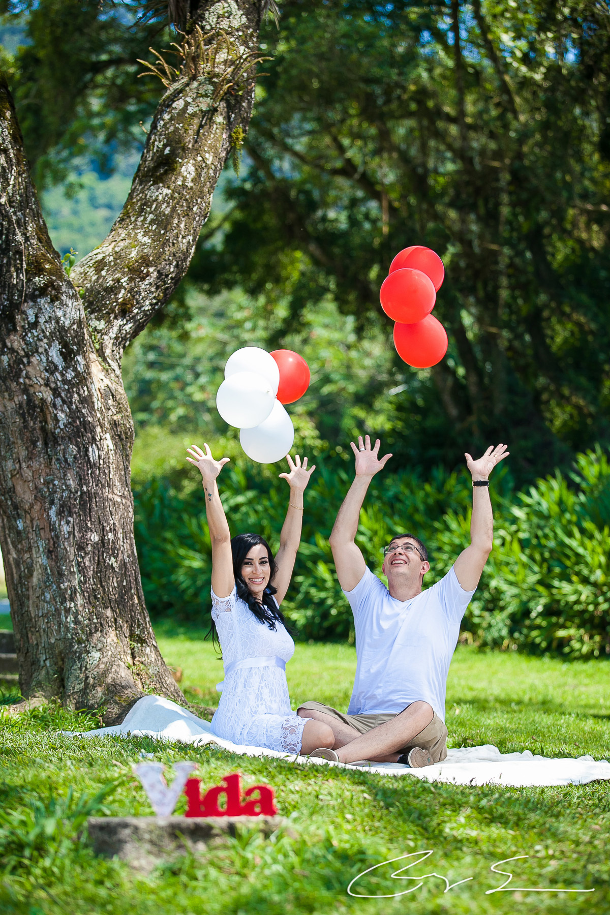 casamento civil no cartorio juiz de paz santo andre policial policia delegado amor alianças romantismo casal noivo e noiva viatura pm delegado modelo moda fashion ensaio de noivos paranapiacaba são paulo no campo natureza flores balões dresscode hair