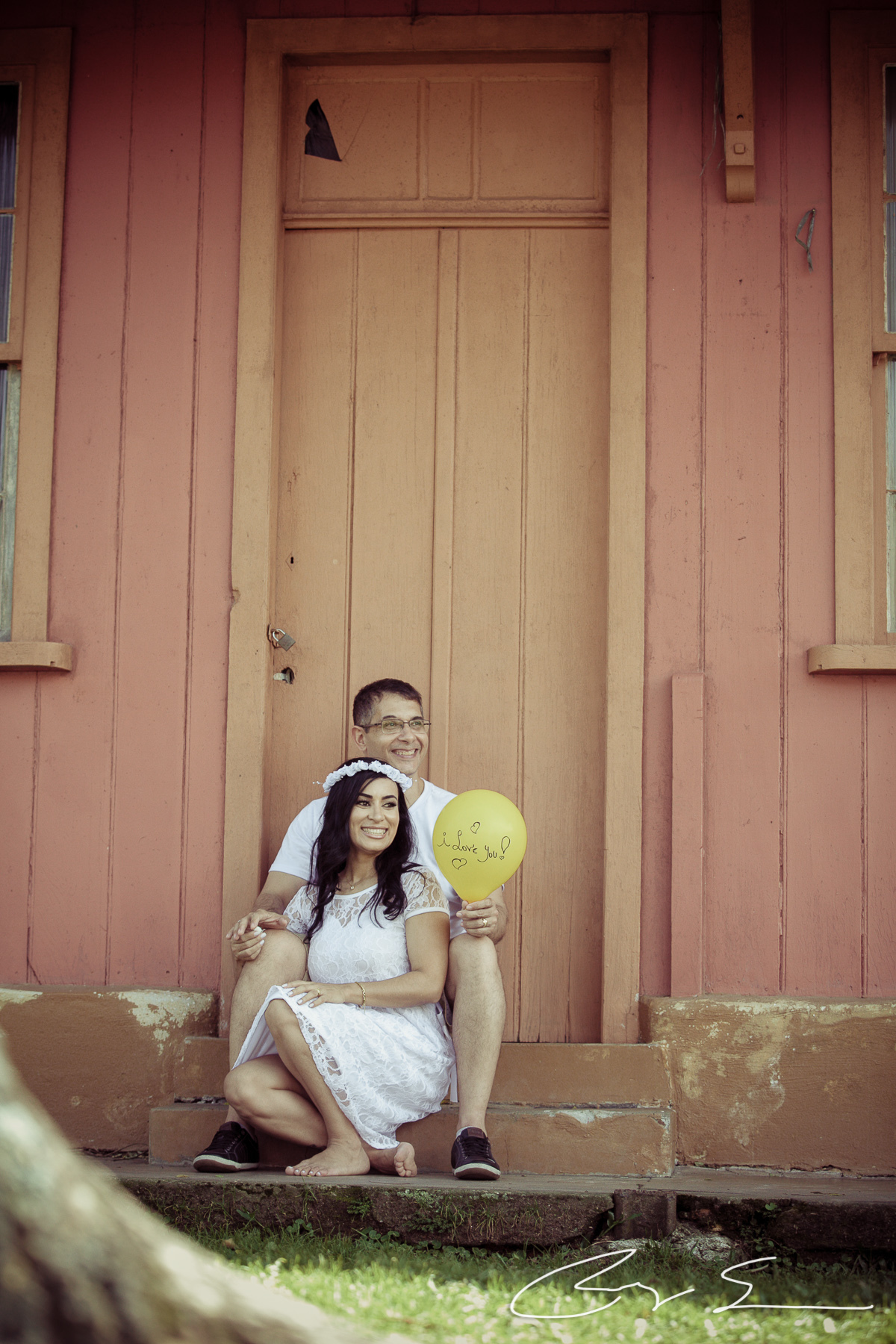 casamento civil no cartorio juiz de paz santo andre policial policia delegado amor alianças romantismo casal noivo e noiva viatura pm delegado modelo moda fashion ensaio de noivos paranapiacaba são paulo no campo natureza flores balões dresscode hair