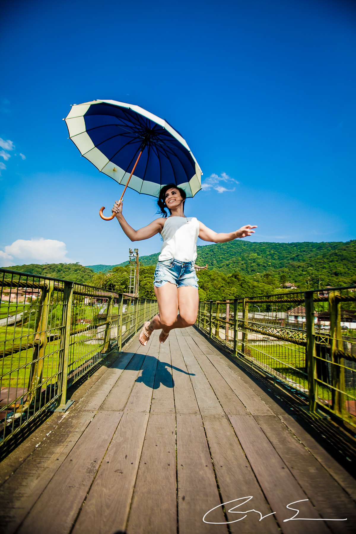 casamento civil no cartorio juiz de paz santo andre policial policia delegado amor alianças romantismo casal noivo e noiva viatura pm delegado modelo moda fashion ensaio de noivos paranapiacaba são paulo no campo natureza flores balões dresscode hair