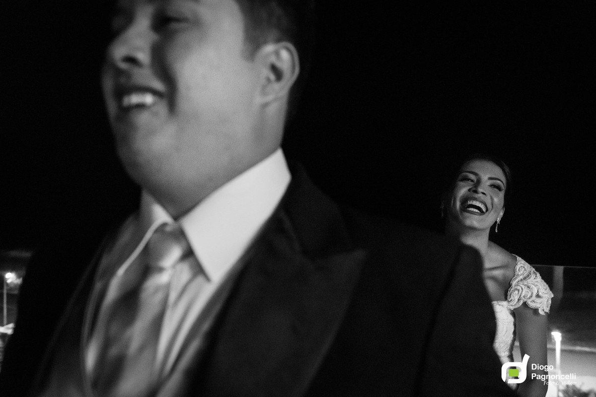 First look com noivo emocionado de costas para a noiva e noiva olhando para ele. Foto Diogo Pagnoncelli.