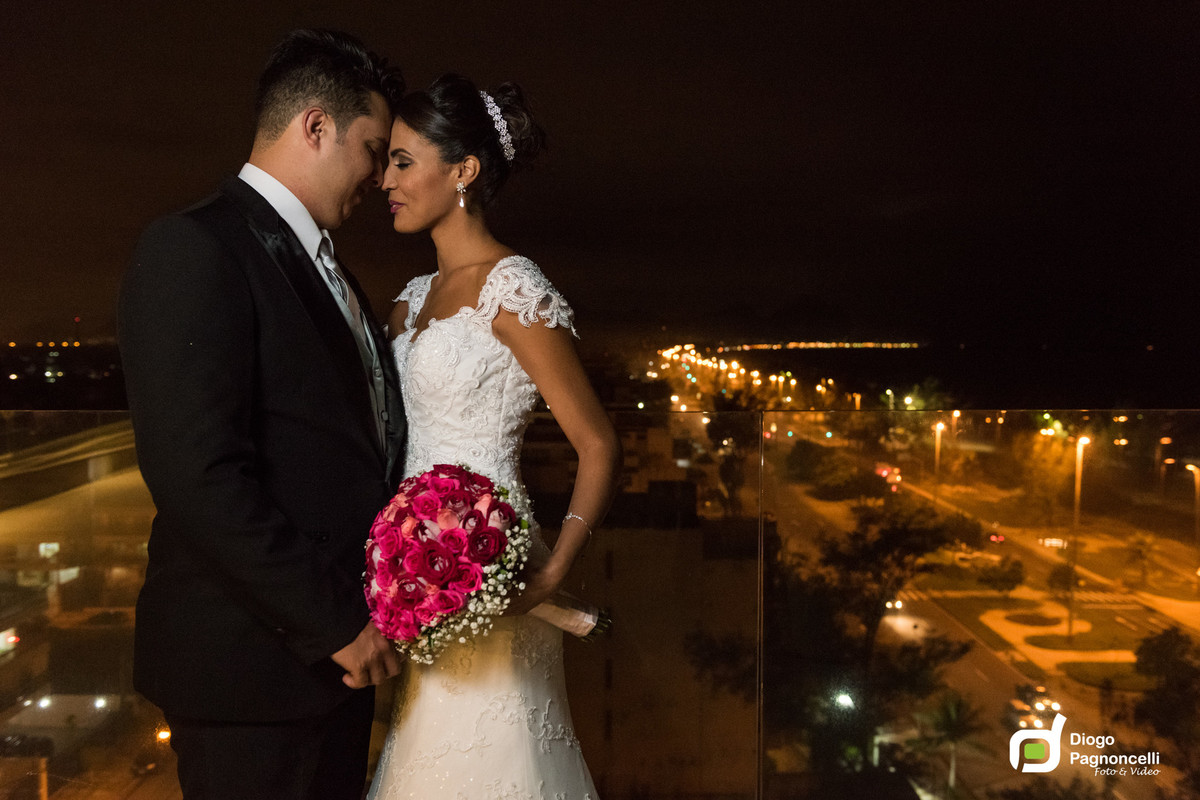 First look dos noivos em momento de emoção namorando com vista noturna da praia do recreio de fundo. Foto Diogo Pagnoncelli.
