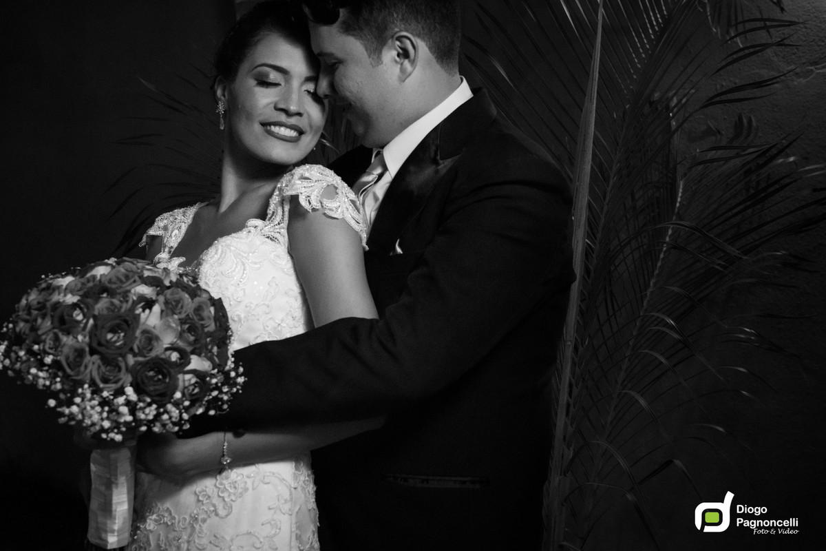 Ensaio noivos em preto branco abracados. Foto Diogo Pagnoncelli.