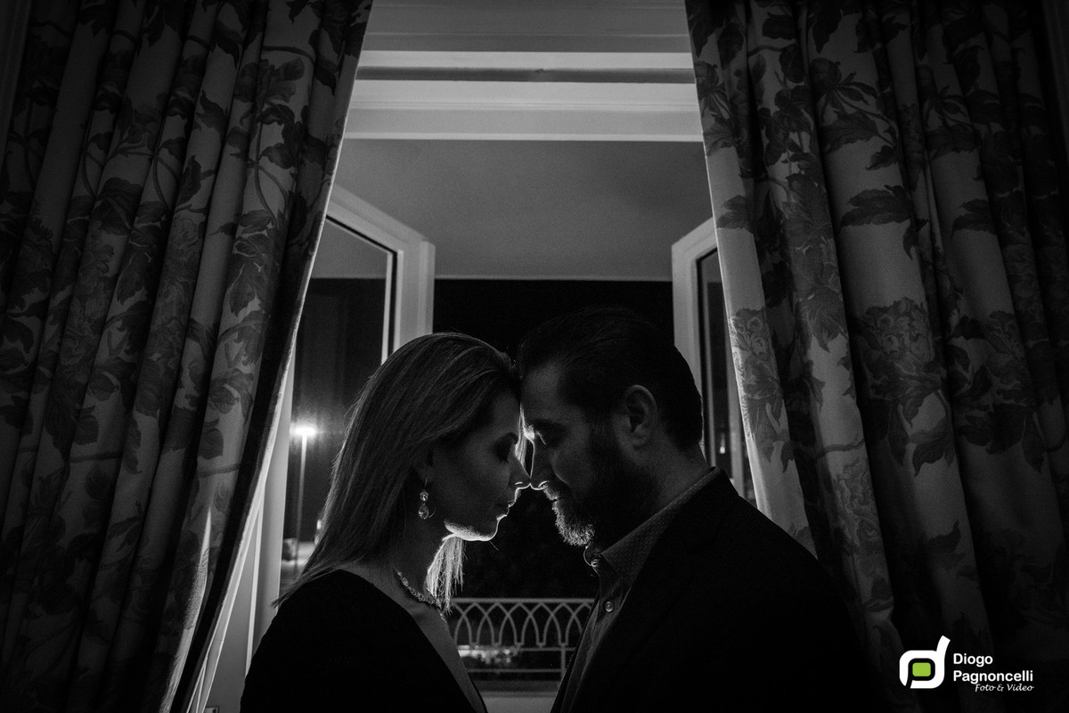 Casal com os rostos encostados na sacada do quarto do Copacabana Palace. Foto Diogo Pagnoncelli.