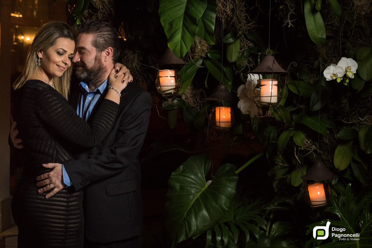 Casal apaixonado se olhando encostados no jardim interno do Copacabana Palace. Foto Diogo Pagnoncelli.
