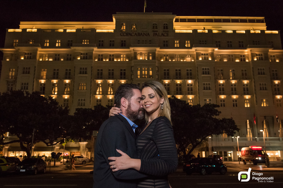 Casal apaixonado se olhando com o Copacabana Palace de fundo. Foto Diogo Pagnoncelli.