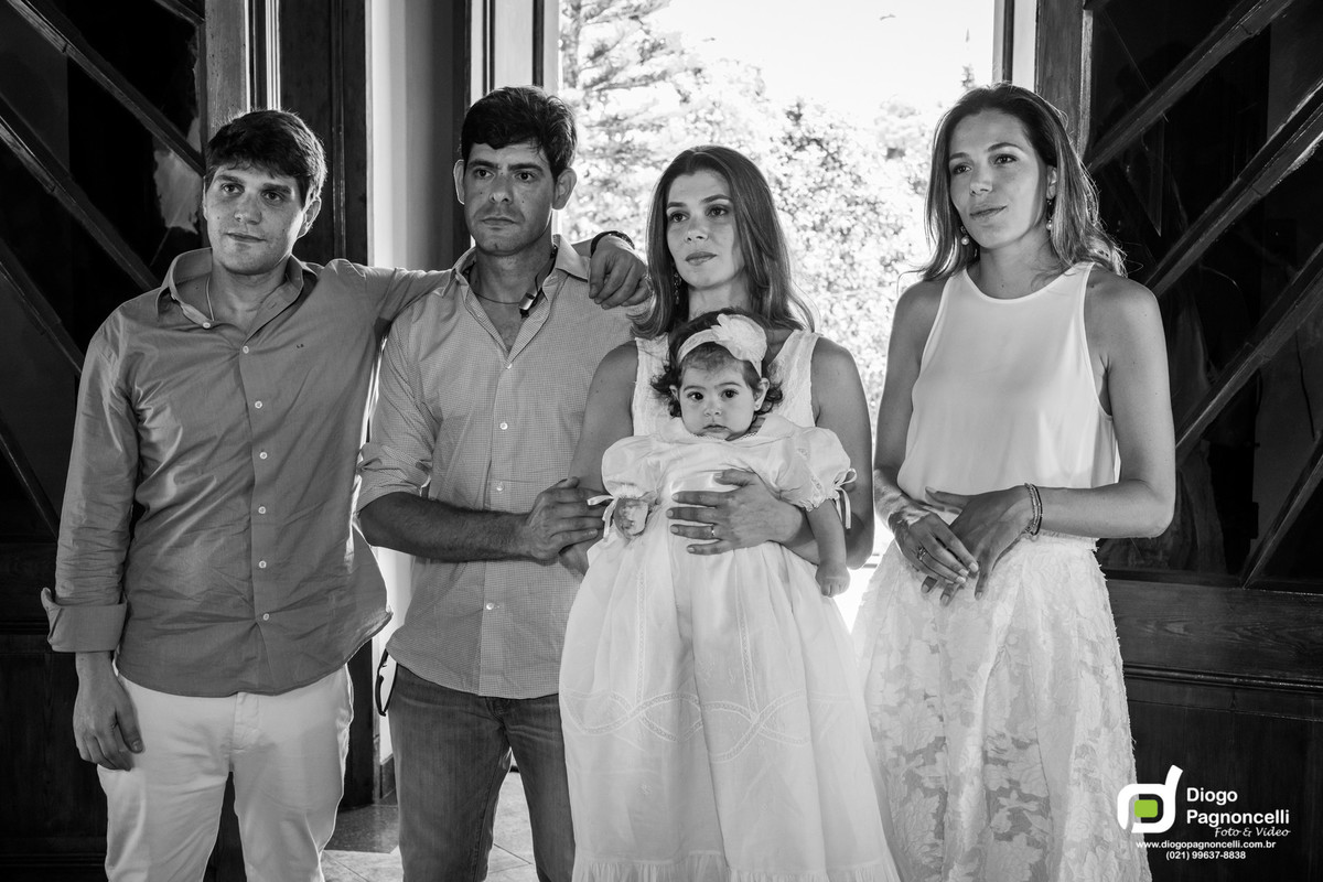 Pais e padrinhos na porta da igreja durante a cerimonia do batizado. Foto Diogo Pagnoncelli.