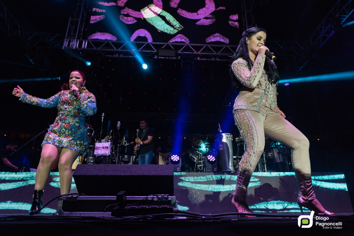 Maiara e Maraisa cantando. Foto Diogo Pagnoncelli.