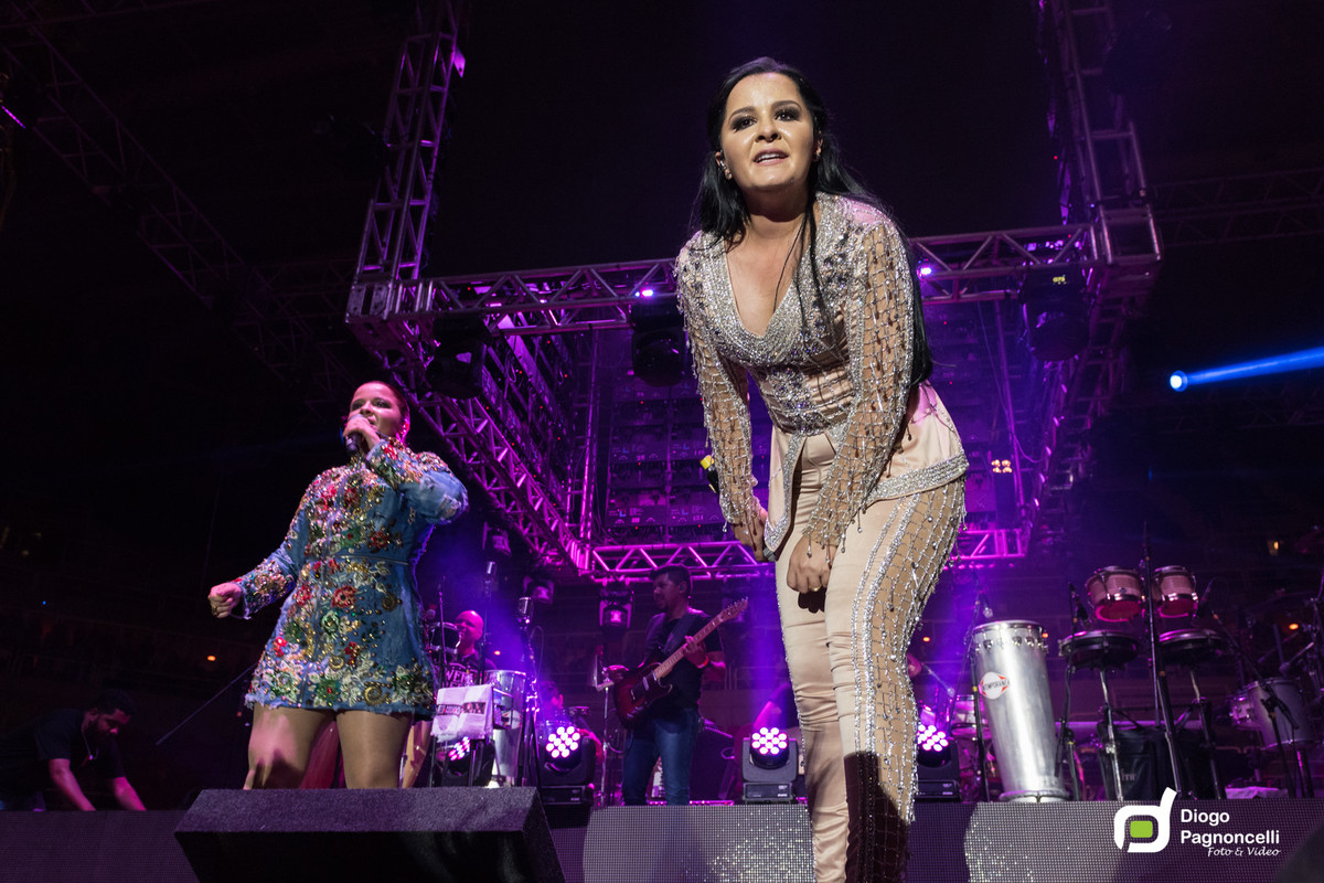 Maiara e Maraisa cantando. Foto Diogo Pagnoncelli.