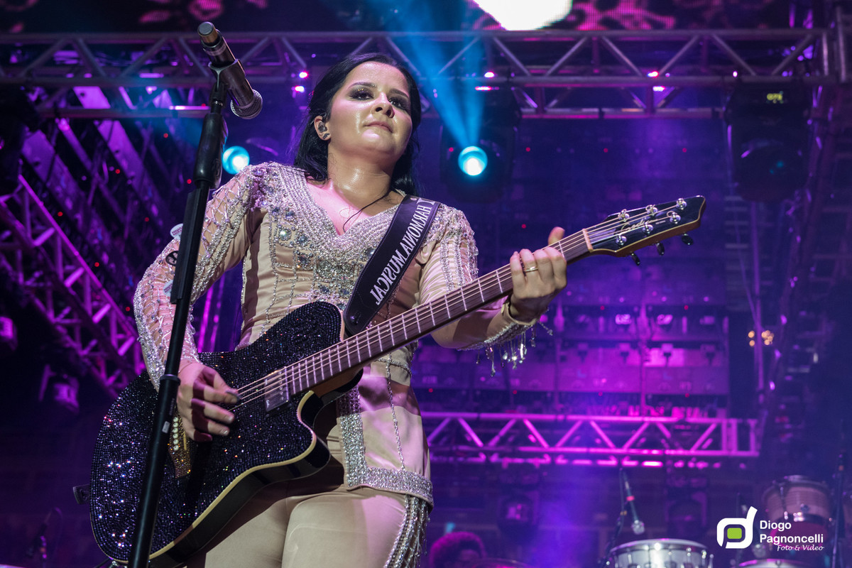 Show Maraisa tocando violão. Foto Diogo Pagnoncelli.