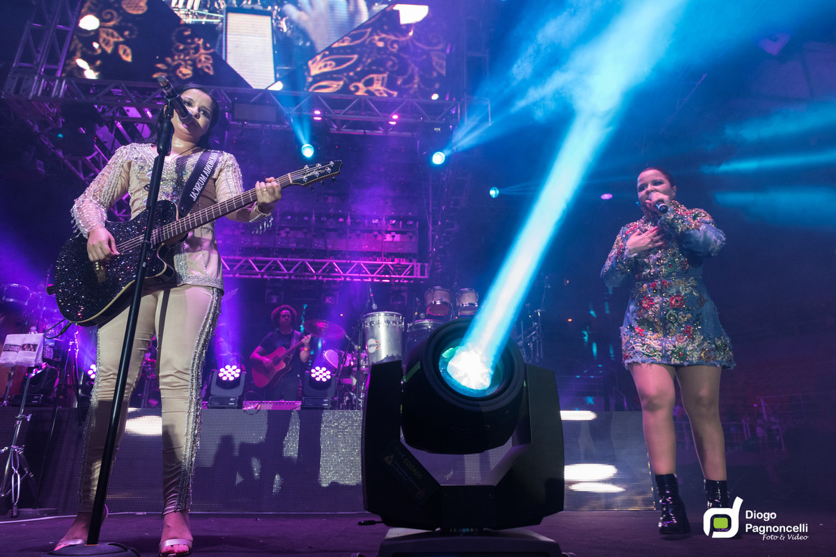 Show Maiara e Maraisa cantando. Foto Diogo Pagnoncelli.
