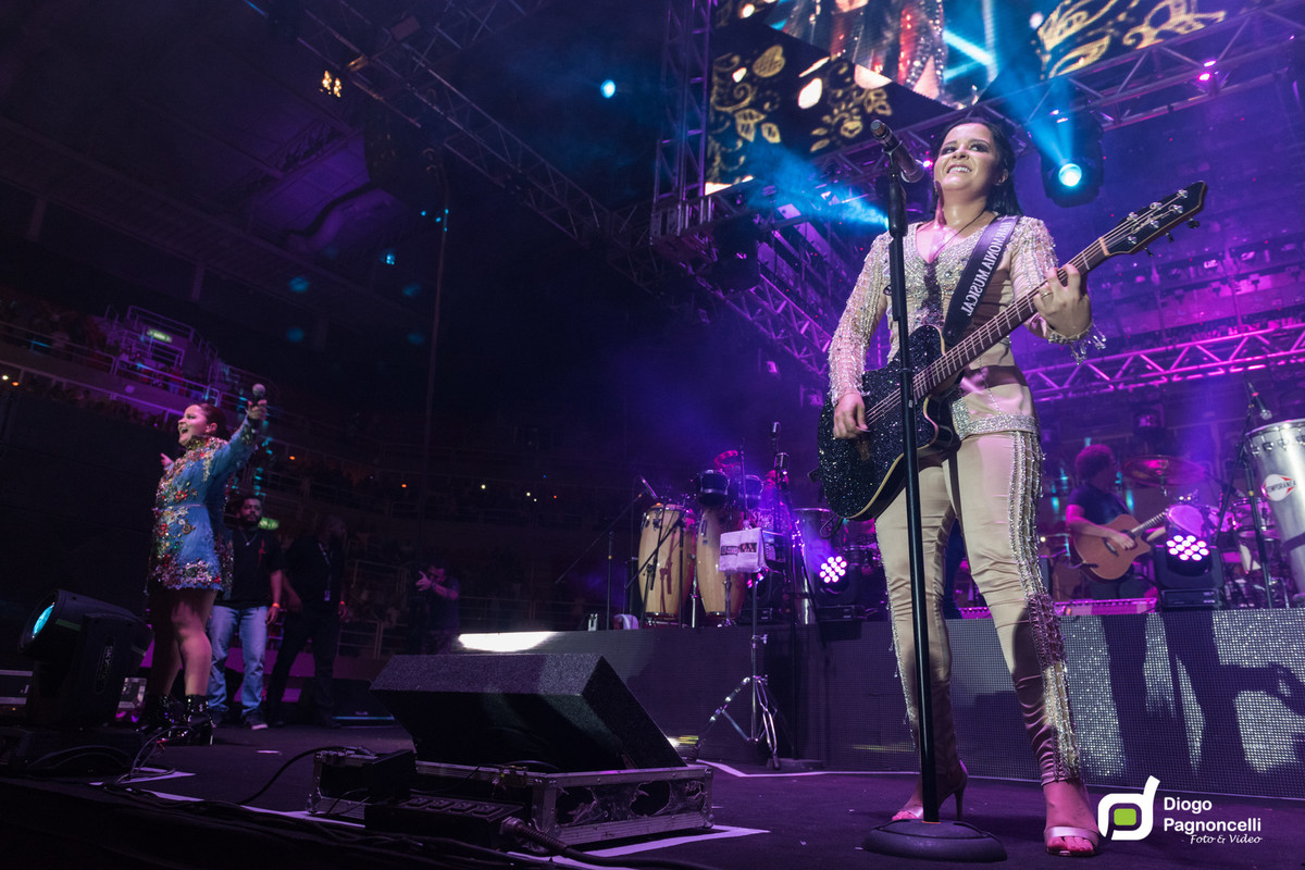 Show Maiara e Maraisa cantando. Foto Diogo Pagnoncelli.