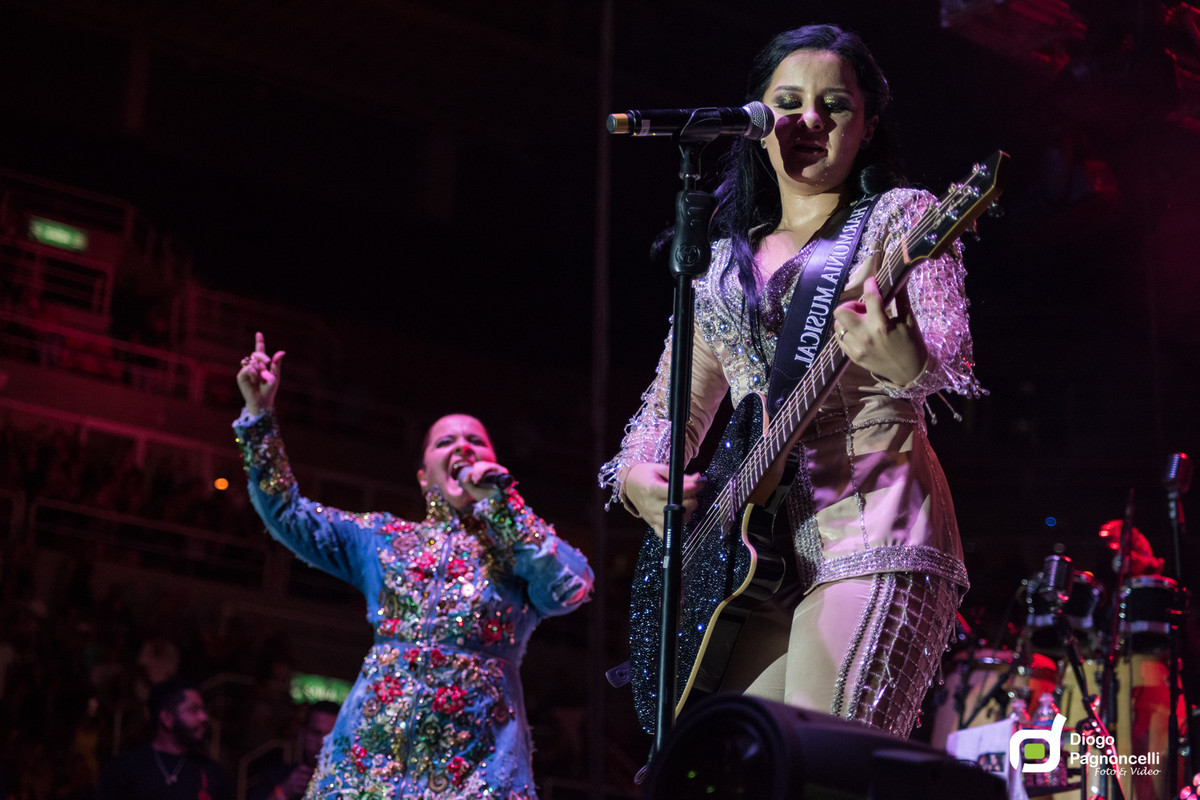 Show Maiara e Maraisa cantando. Foto Diogo Pagnoncelli.