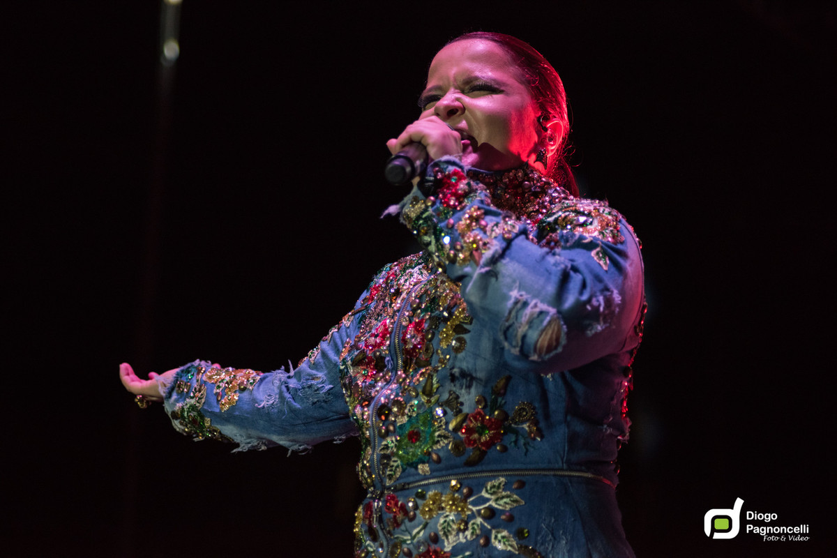 Show Maiara e Maraisa cantando. Foto Diogo Pagnoncelli.