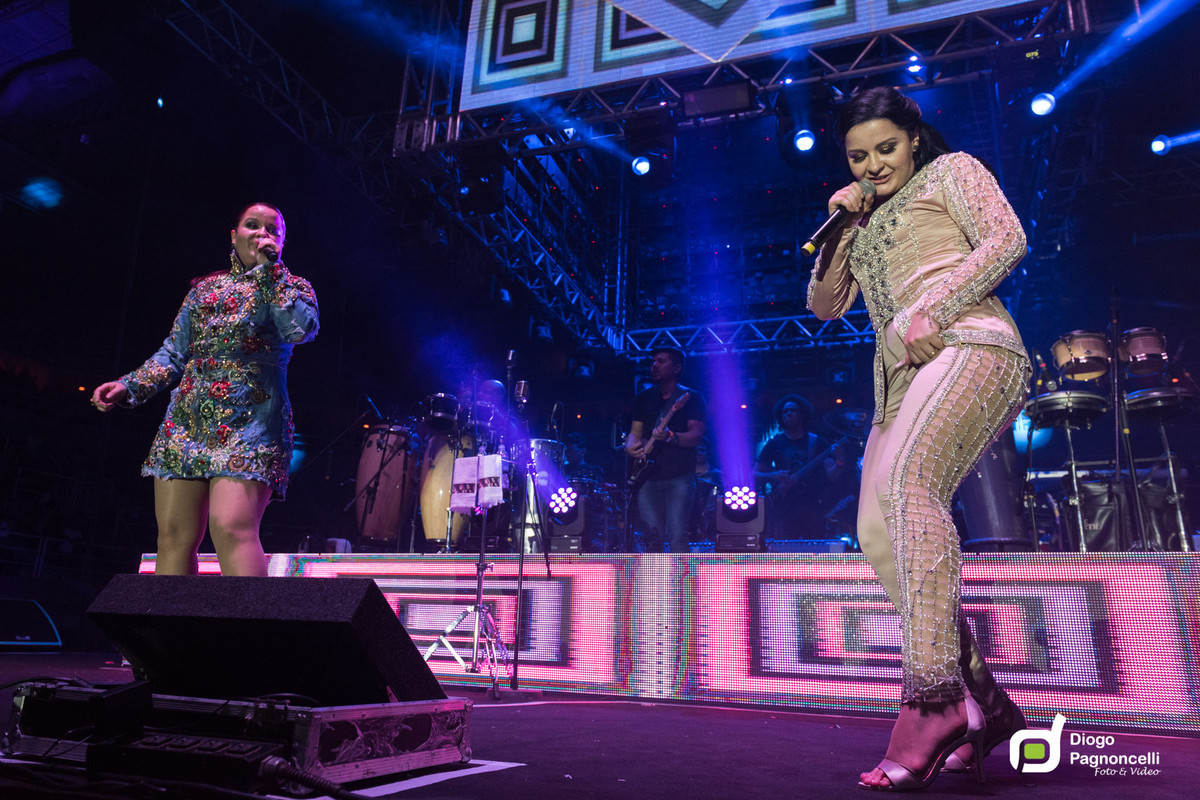 Show Maiara e Maraisa cantando. Foto Diogo Pagnoncelli.