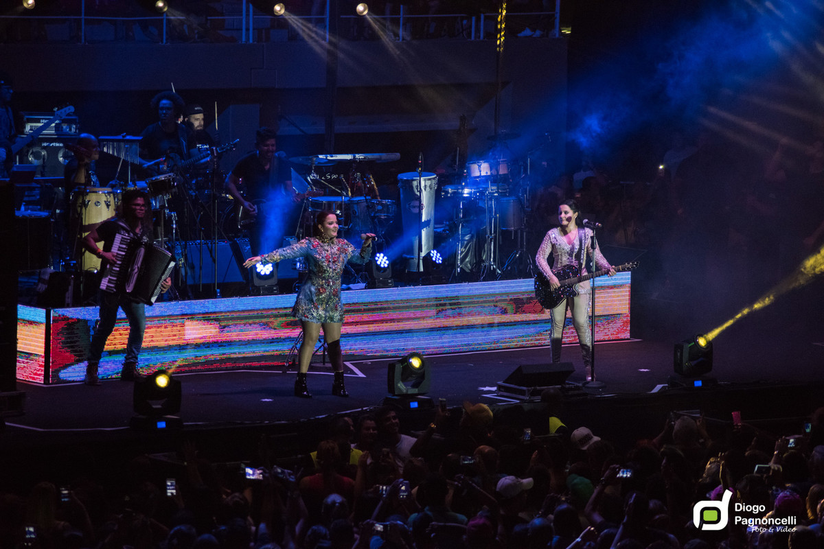 Show Maiara e Maraisa cantando. Foto Diogo Pagnoncelli.