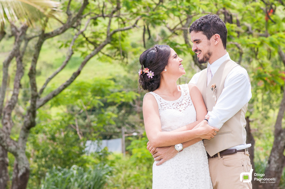 Noivos apaixonado posando com a fazenda de fundo. Foto Diogo Pagnoncelli.