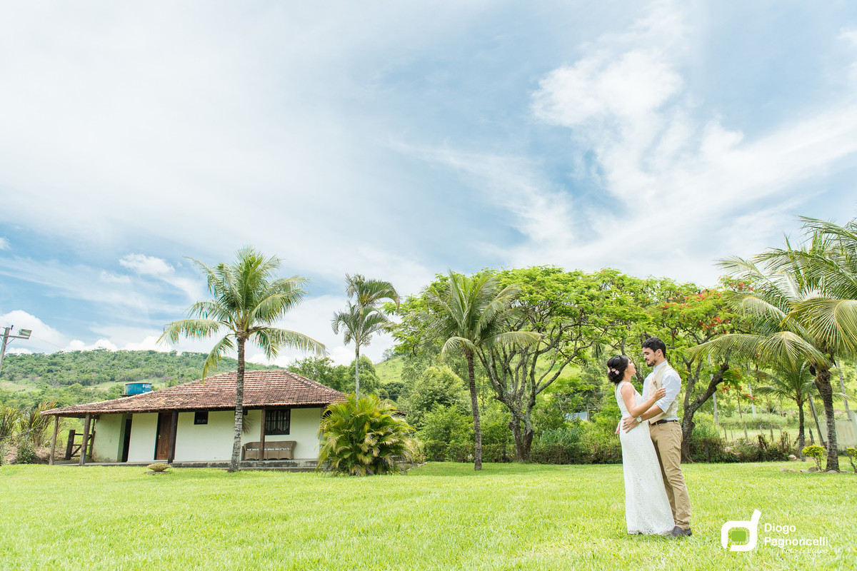 Noivos apaixonado posando com a fazenda de fundo. Foto Diogo Pagnoncelli.