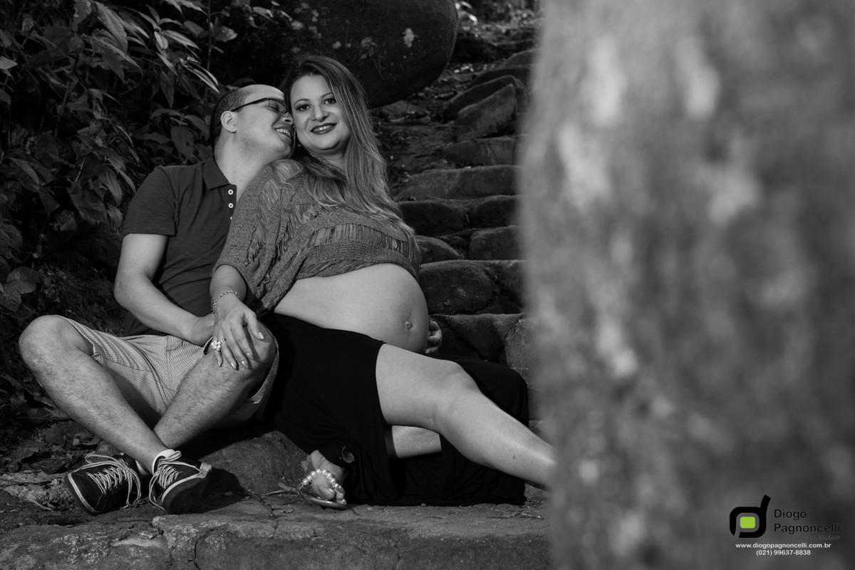 Gestante e marido sentados na escada de pedra namorando. Foto Diogo Pagnoncelli.