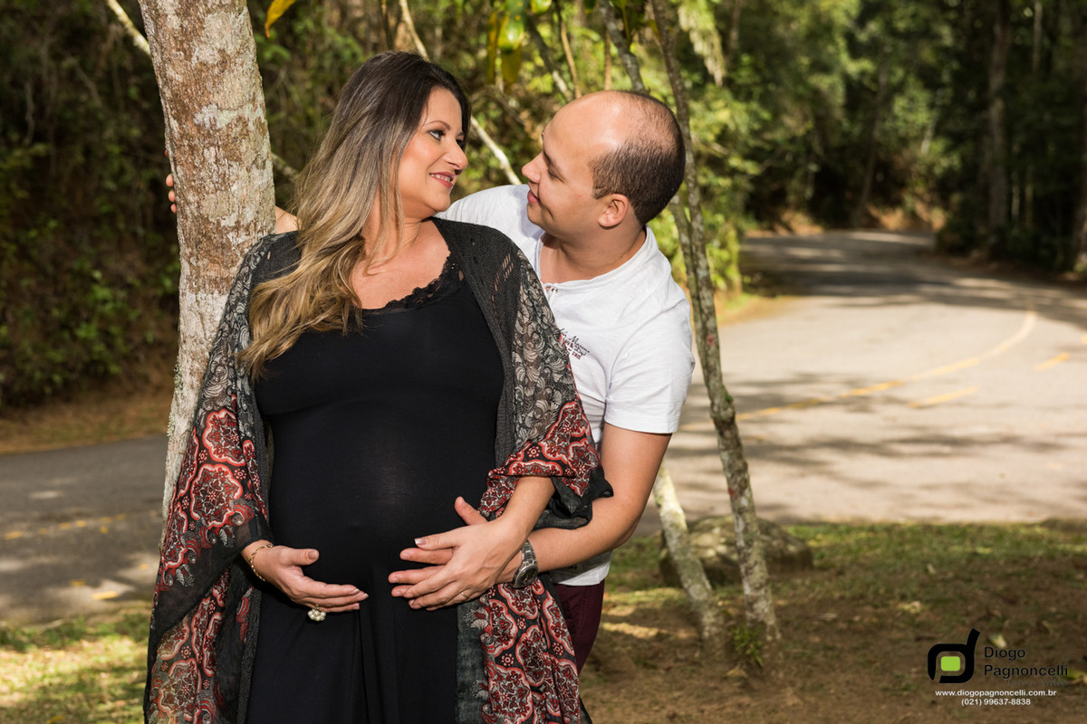 Gestante e marido se olhando. Foto Diogo Pagnoncelli.