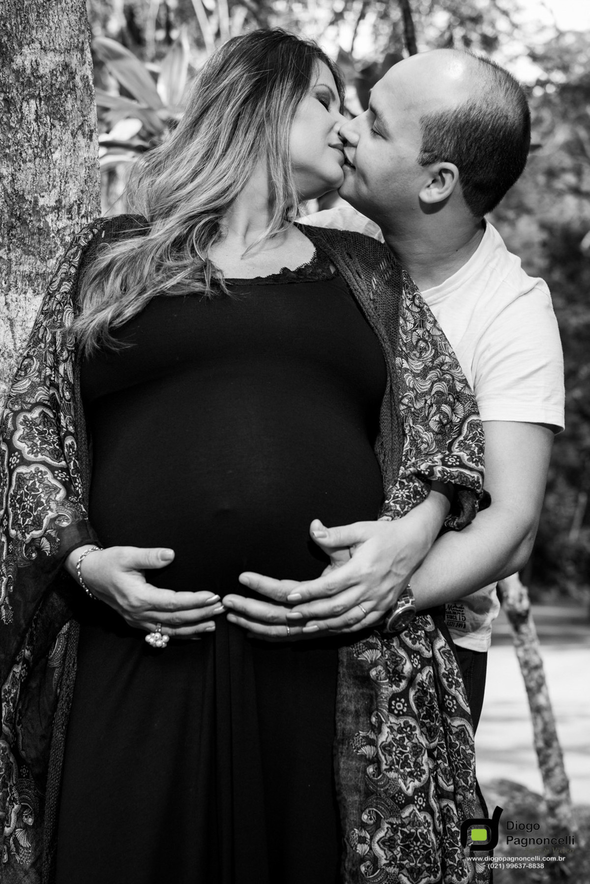 Gestante e marido se beijando. Foto Diogo Pagnoncelli.