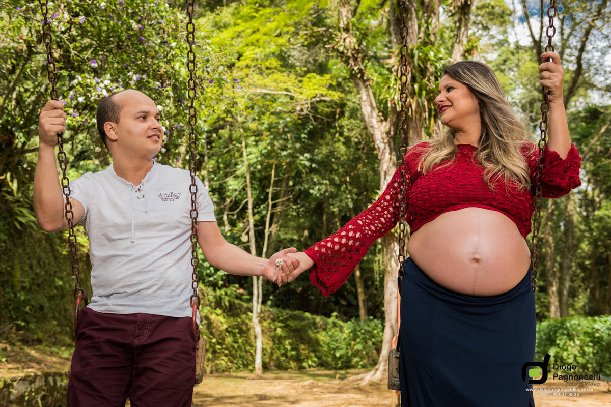 Gestante e marido de mãos dadas no balanço na floresta da tijuca.. Foto Diogo Pagnoncelli.