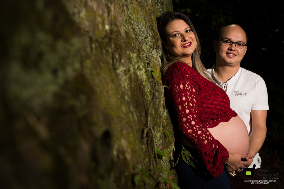 Gestante e marido encostados na parede com as mãos na barriga. Foto Diogo Pagnoncelli.