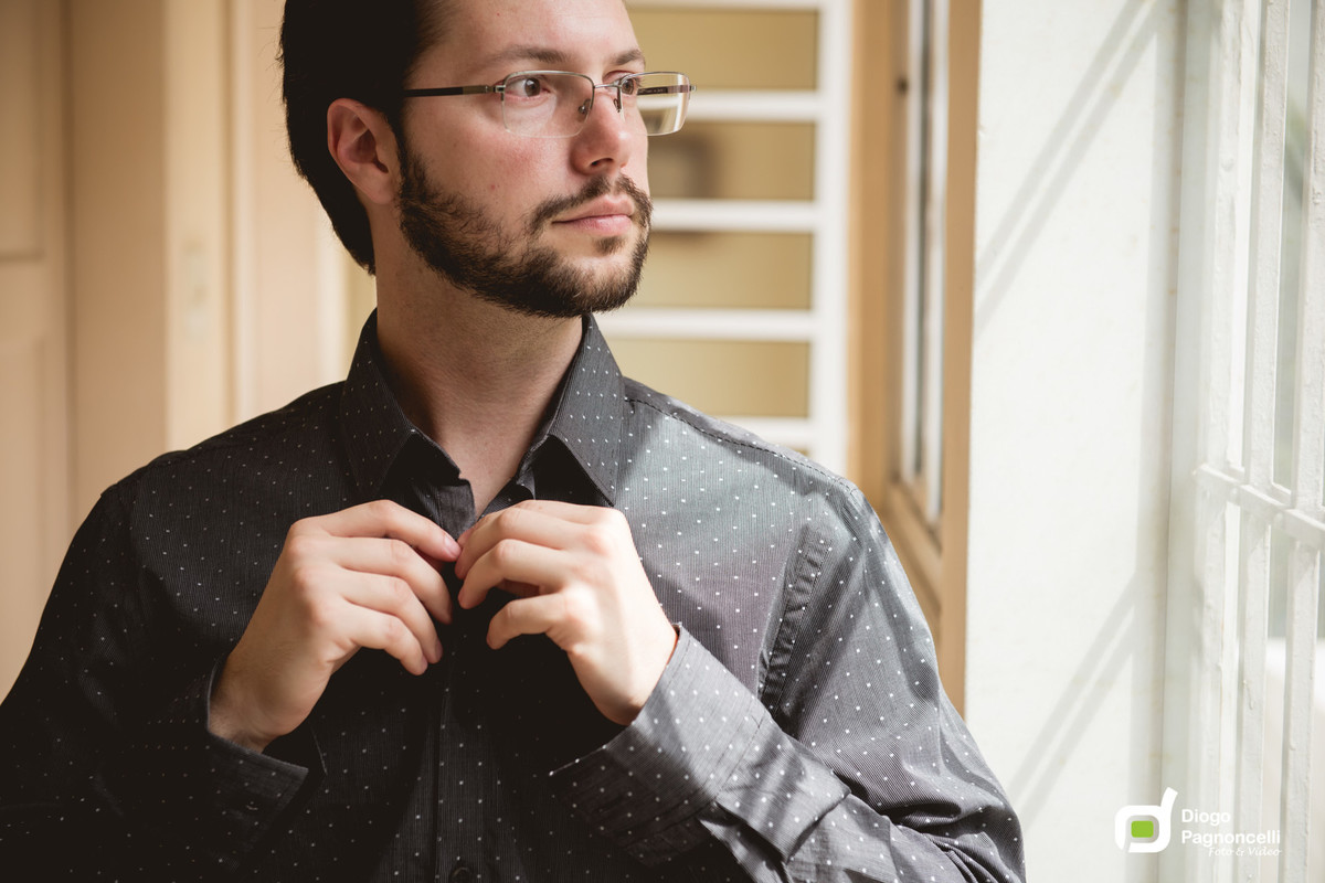 Noivo fechando a camisa durante o makinf of. Foto Diogo Pagnoncelli.