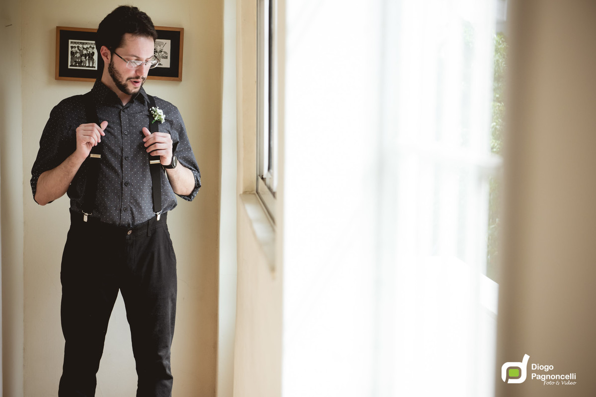 Noivo ajeitando seu suspensório. Foto Diogo Pagnoncelli.