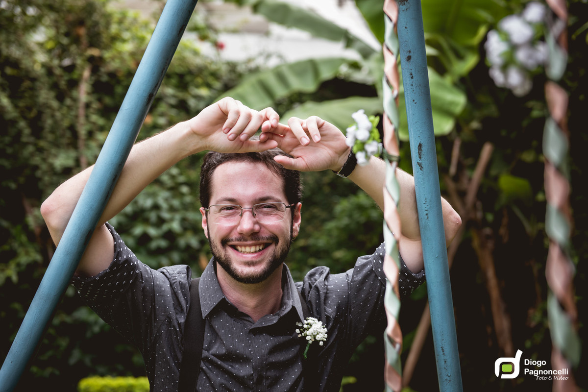 Noivo posando no balanço do jardim. Foto Diogo Pagnoncelli.