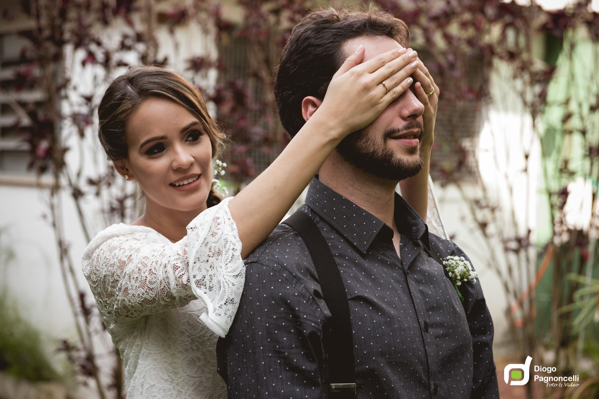 Noiva tampando os olhos do noivo durante o first look. Foto Diogo Pagnoncelli.