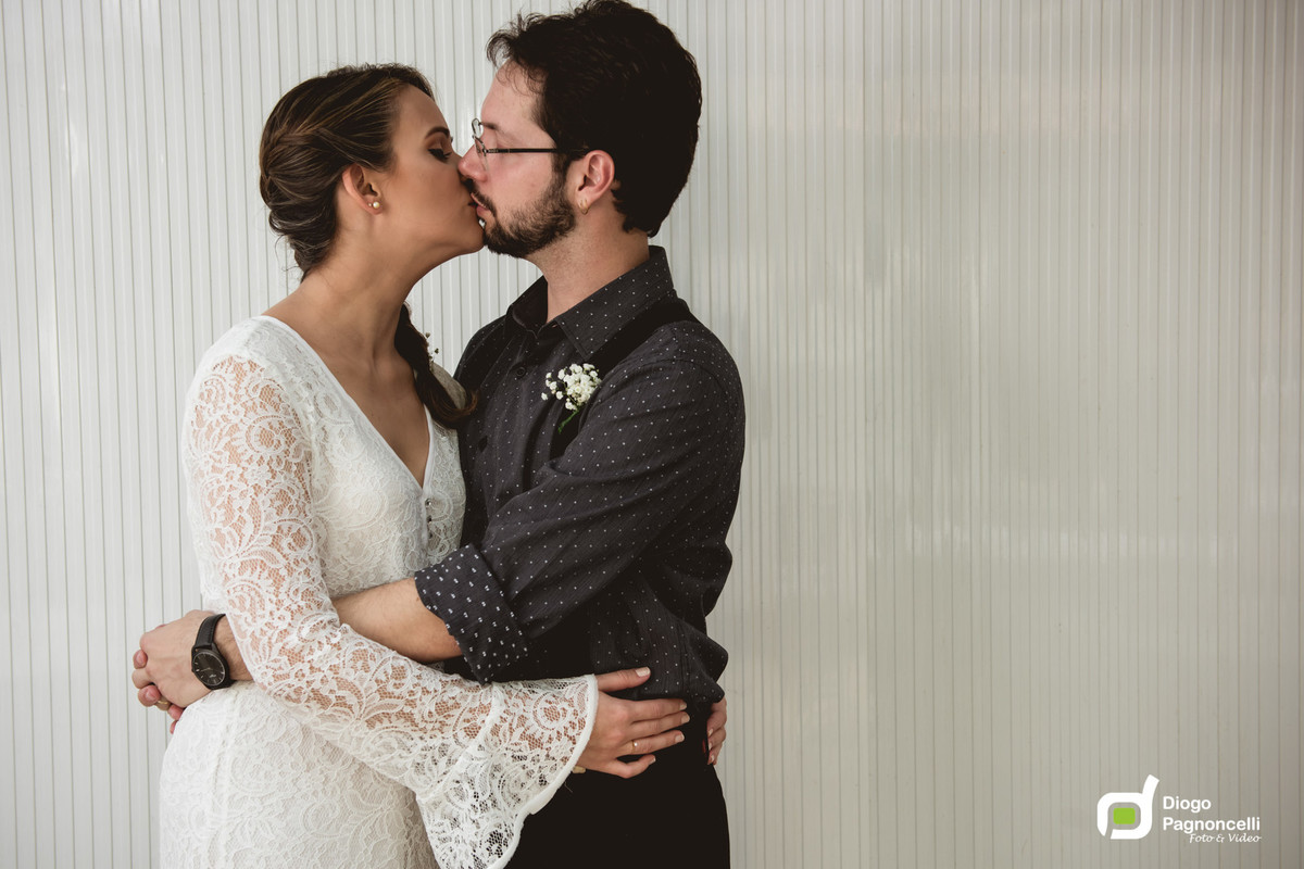 Noivos se beijando. Foto Diogo Pagnoncelli.