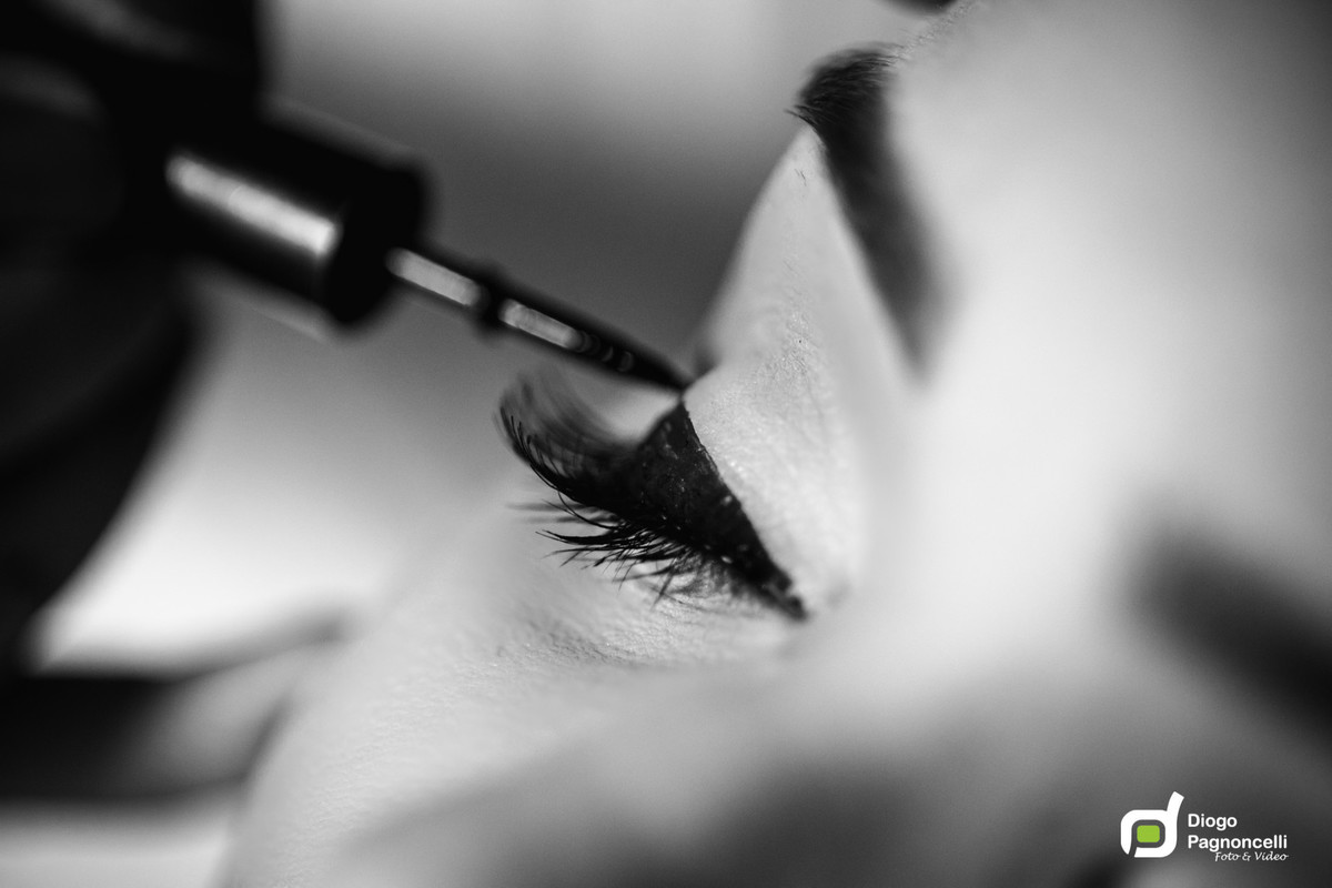 Maquiando os olhos da noiva.  Foto Diogo Pagnoncelli.