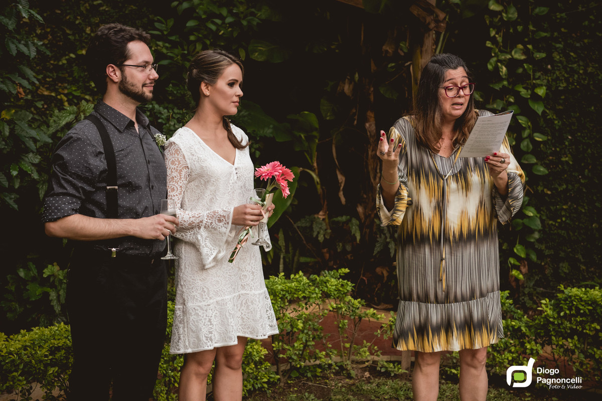 Familiar discursando para os noivos durante a cerimonia. Foto Diogo Pagnoncelli.