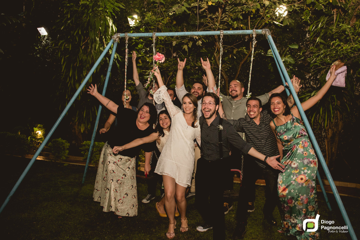 Convidados festejando com os noivos no balanço do jardim. Foto Diogo Pagnoncelli.