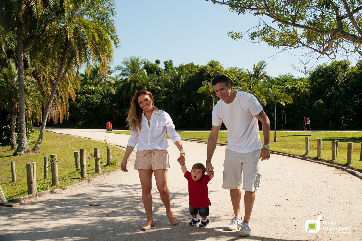 Mãe, pai e filho passeando de mãos dadas no parque. Foto Diogo Pagnoncelli