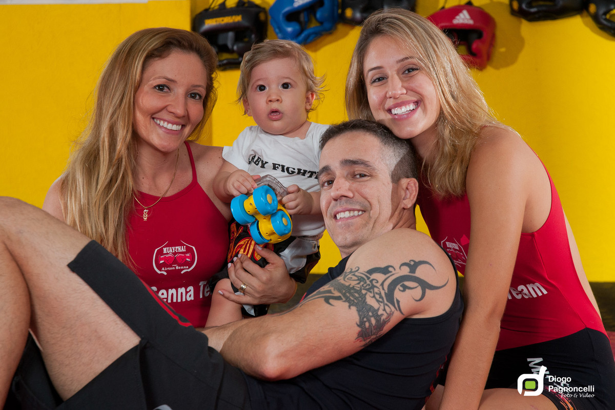 Família posando na academia de ginastica da família. Foto Diogo Pagnoncelli