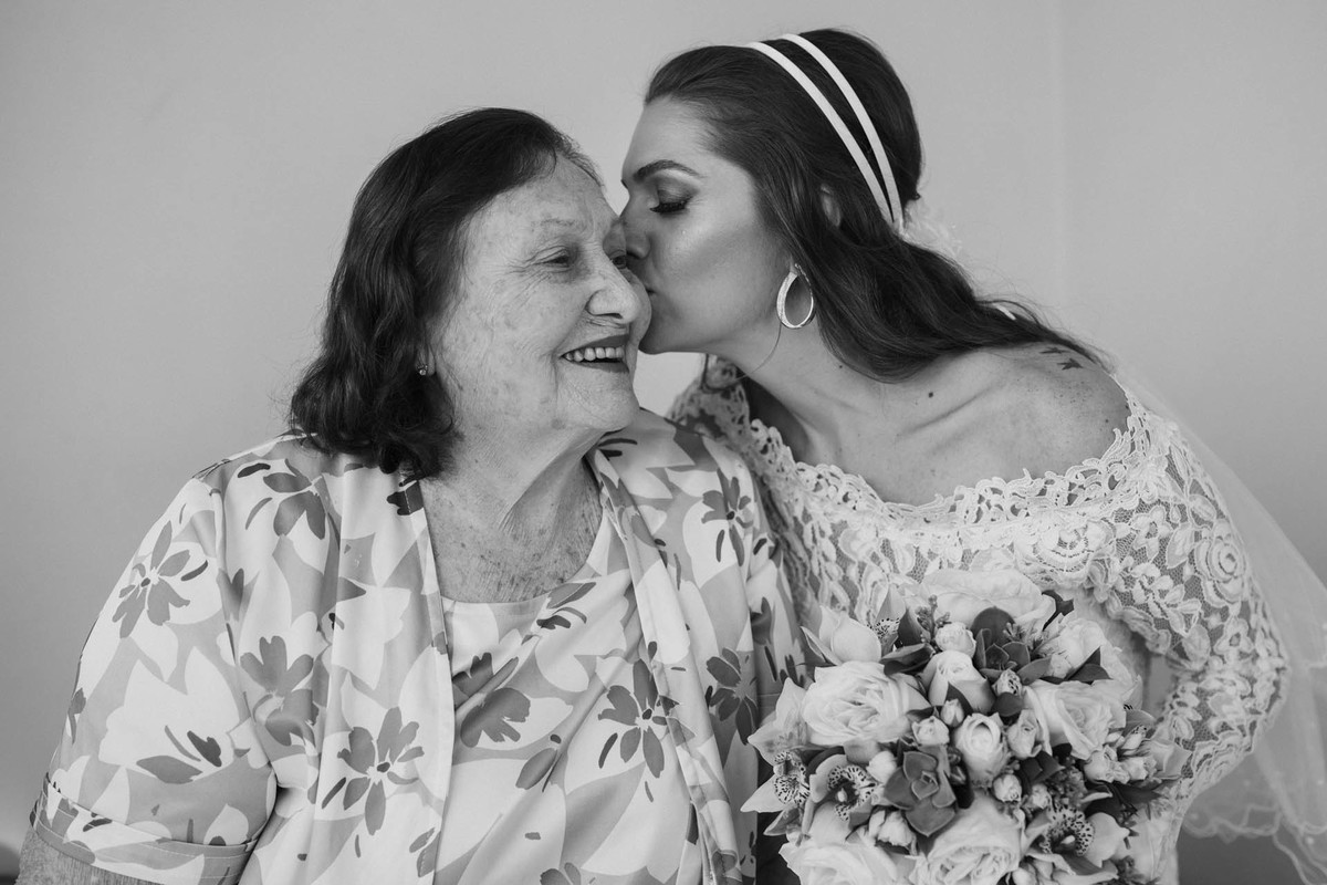 Noiva Lívia visitando sua avó antes da cerimônia