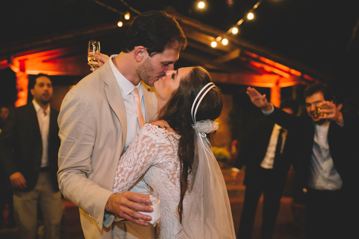 Casamento Lívia e Fernando, Campinas - SP, Quinta das Bromélias, festa e beijo