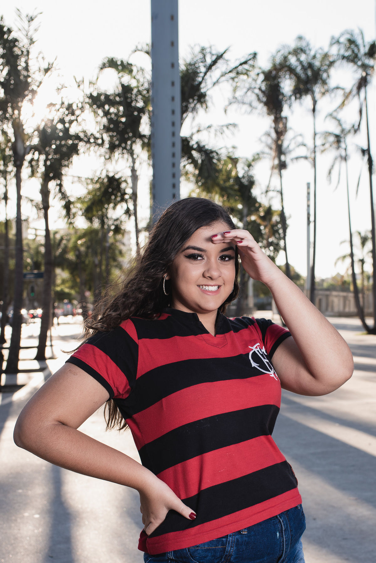 Ana Luiza posando com a mão na testa em frente ao maracanã.