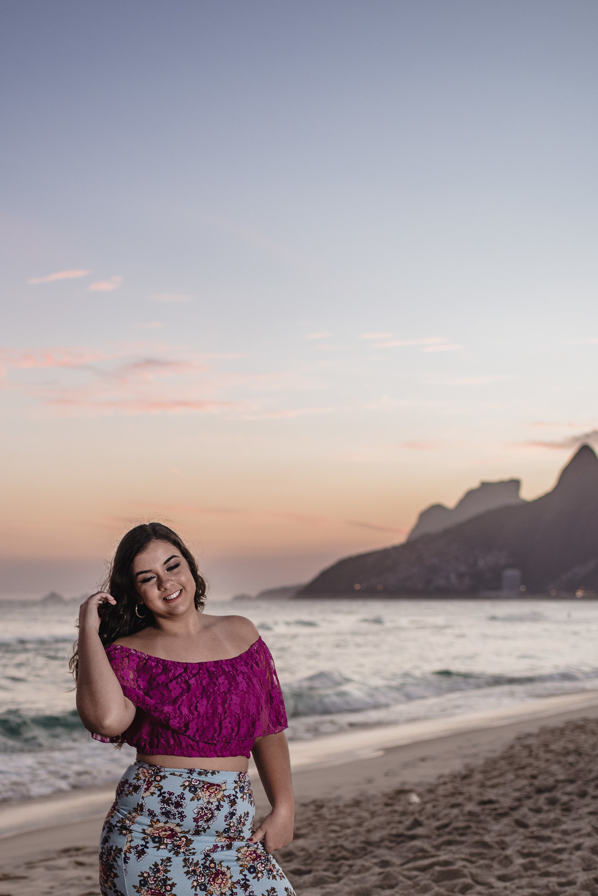 com as mãos no cabelo