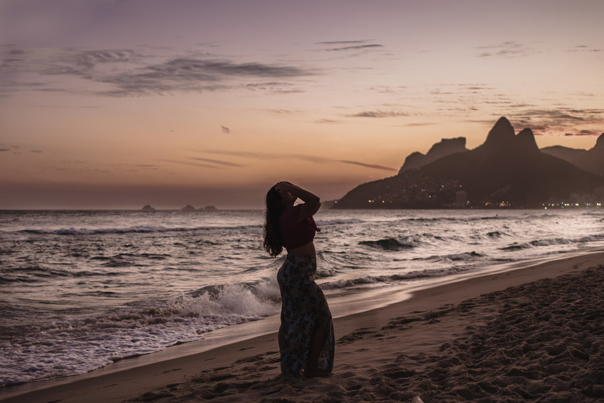 silhueta dela de lado, olhando pra cima com as mãos no cabelo
